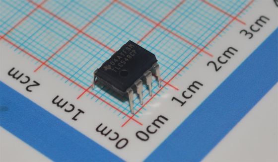 TLC549CP 8 bits ADC 40ksps Relógio 4MHz Fornecimento único 3-6V DIP-8 ± 0.5LSB INL Baixa potência <15mW -40°C a +85°C