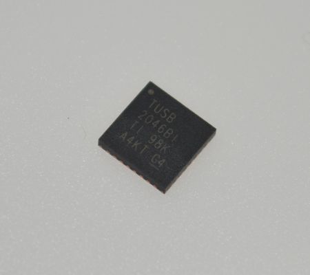 TUSB2046BIRHBR Controlador de Hub USB 2.0 de 4 portas com 12Mbps/1.5Mbps Suporte Transceptores Integrados 3.3V Operação Modo de Poupança de Energia EMI Baixo e Intervalo de Temperatura Industrial (-40°C a 85°C)