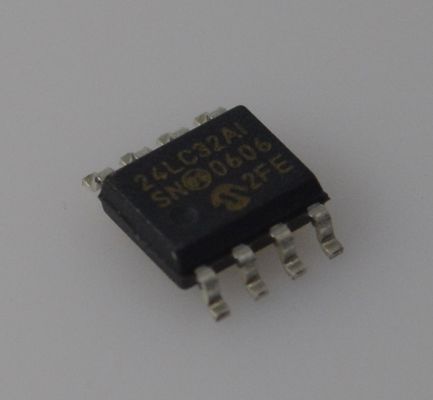 24LC32A-I/SN EEPROM I2C de 32K Velocidade de 400kHz 1M Ciclos de Escrita Faixa de 2.5-5.5V 64-Byte por Página Grau Industrial Baixo Consumo RoHS Compatível Pacote SOIC-8 Compacto