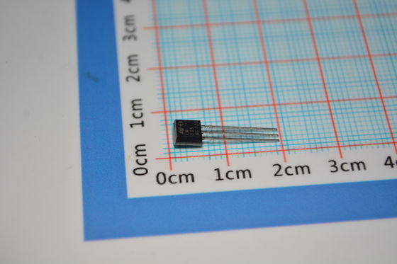 LM235Z Sensor de temperatura Celsius de precisão 1°C Precisão 2°C a 150°C Faixa linear 10mV/°C Saída fácil Calibração Ampla 4V-30V Fornecimento de autoaquecimento baixo TO-92 Pacote