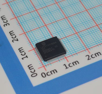 LPC2131FBD64/01,15 ARM7 MCU 32 bits RISC Core 64KB Flash 16KB RAM 60MHz Velocidade USB 2.0 2x UART 64-LQFP -40°C a +85°C Grau industrial