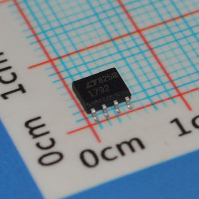 LT1792CS8 Regulador de Baixa Queda de Tensão 1.5A 3.3V/5V/ADJ 1V Queda de Tensão ±1% Precisão SO-8 -40°C a +125°C Baixo Ruído