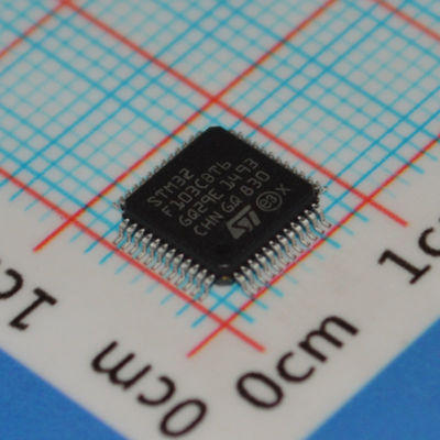 STM32F103CBT6 MCU Cortex-M3 de 72MHz, 128KB Flash, 20KB RAM, 2x ADC de 12 bits, 3x USART, USB/CAN, LQFP-48, 2.0-3.6V, -40°C a +85°C, Desempenho de Grau Industrial