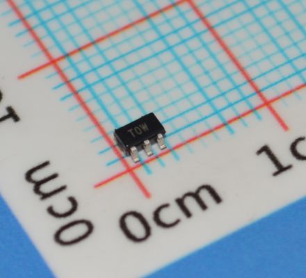 ADT6501SRJZP085RL7 Interruptor de temperatura de precisão de 85°C ±0,5°C Precisão 2.7V-5,5V Fornecimento de 6μA Ultra-baixa potência de saída de descarga aberta SOT-23 Pacote para dispositivos IoT/portáteis