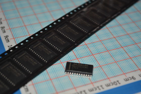 MAX7221EWG+T Controlador de display LED de 8 dígitos com interface SPI 10MHz Taxa de dados em série 2.7V-5.5V Operação Controle individual de LED e pacote SOIC de 24 pines