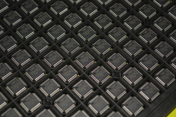 LPC1114FBD48/302 ARM Cortex-M0 MCU de 32 bits, CPU de 50MHz, 32KB Flash, 8KB SRAM, ADC de 12 bits, 42 GPIOs, UART/SPI/I2C, Baixo Consumo < 1μA em Deep Sleep