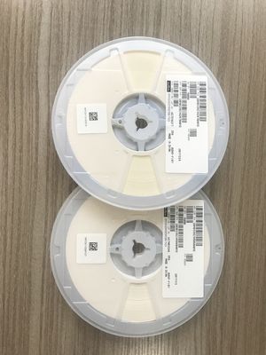 Pequeno 2.7pF 0402 MLCC Alta Tensão 50V C0G/NP0 Estabilidade Alta Q Baixa Perda de Halogênio Embalagem de fita e bobina livre para aplicações automotivas e industriais