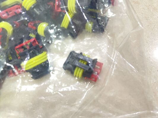 282087-1 Conector de Placa para Fio de 4 Posições com Passo de 2,5mm, Trava por Fricção, Montagem em Painel, Polarizado, Classificação UL 94V-0 de 4,5A para Distribuição de Energia e Industrial